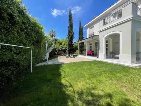 Tirane, shitet Vile 3 Katshe, Kati 3, 880 m² 1,650,000 € (ROLLING HILLS)