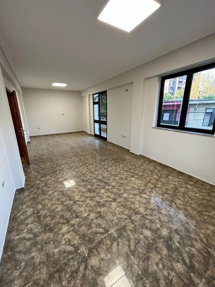🏢 Jepet me qera ambient biznesi – PAZARI I RI 1000€