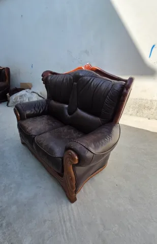 Tirane, shes Shiten 2 kolltuqe (3+2 vende) dhe dy zgara krevati 120 €