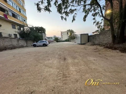 Tirane, jepet me qera PARKIM LAVAZH , 900 m² (RRUGA E DIBRES)