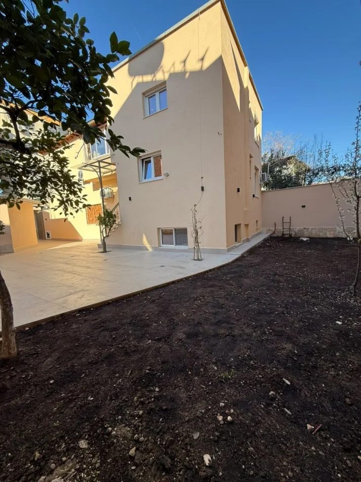 Tirane, jepet me qera apartament 4+1 Kati 1, 141 m² 2.100 € (21 Dhjetori)