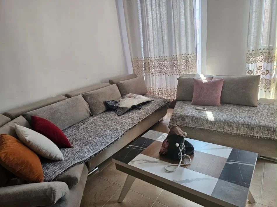 Tirane, jepet me qera apartament 1+1+Ballkon Kati 5, 70 m² 500 € (Jordan Misja)