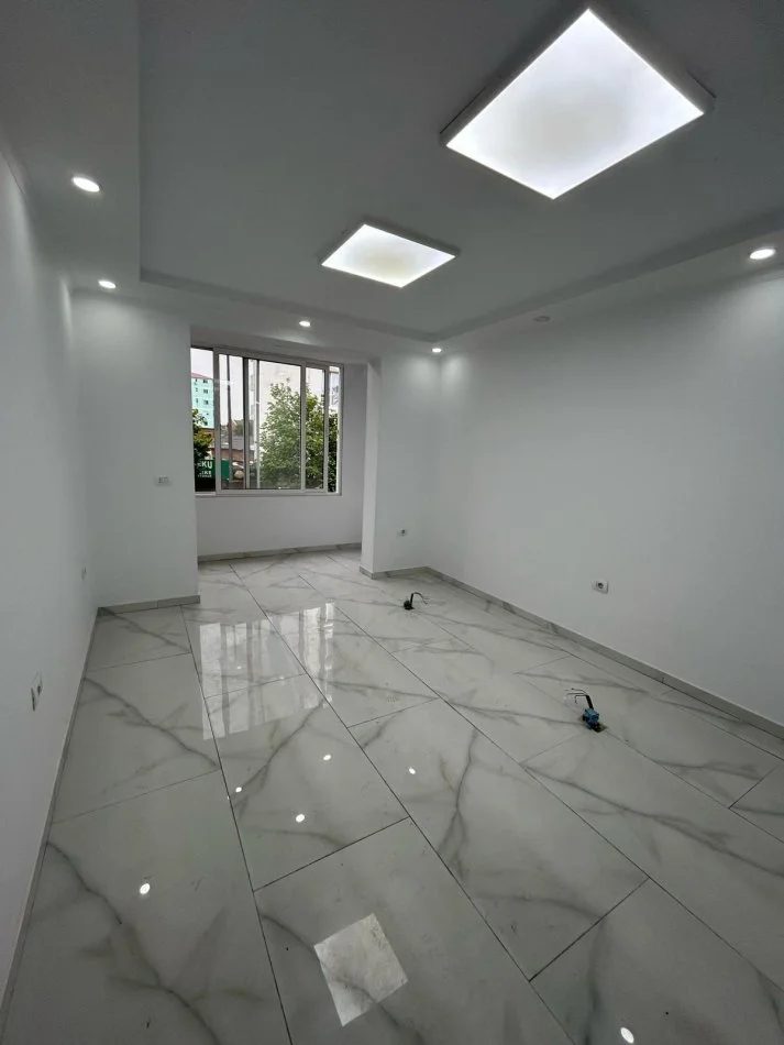 Tirane, jepet me qera zyre Kati 2, 60 m² 700 € (RRUGA E DIBRES)