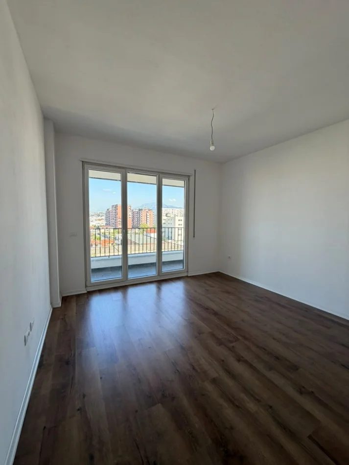 Tirane, jepet me qera ambjent biznesi Kati 9, 400 m² 2.000 € (Rruga 5 Maji)