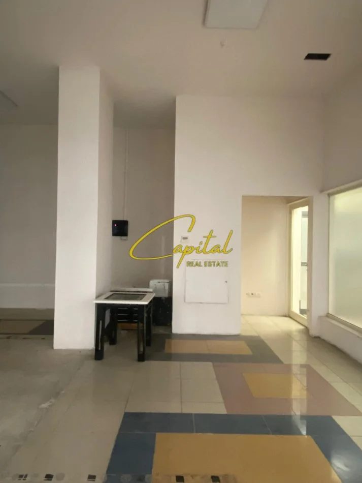 Tirane, jepet me qera dyqan Kati 1, 65 m² 700 € (RRUGA E BARRIKADAVE)