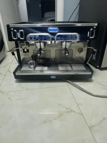 Tirane, shes Makine kafeje | Ekspres Mulli kafe