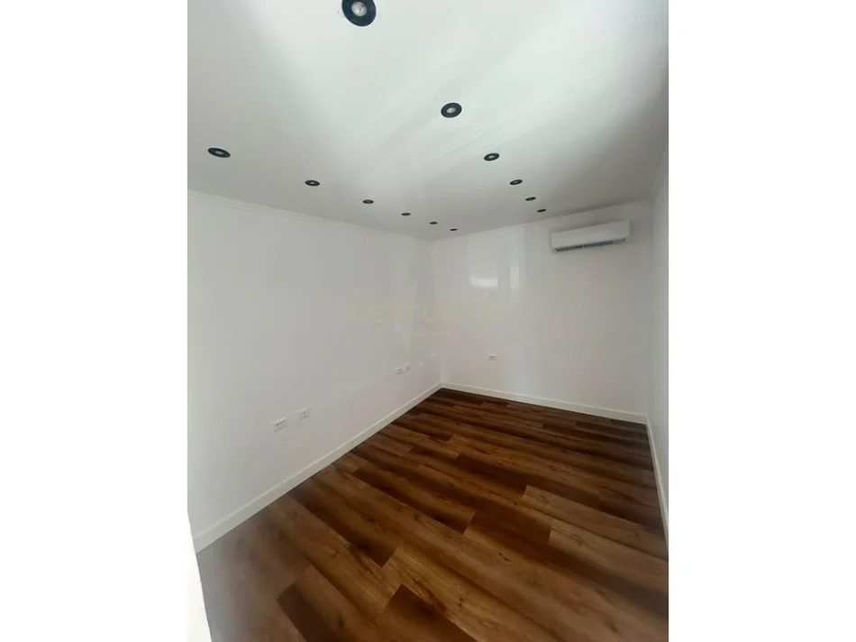 Tirane, jepet me qera zyre Kati 0, 45 m² 1.000 € (9 Kateshet)