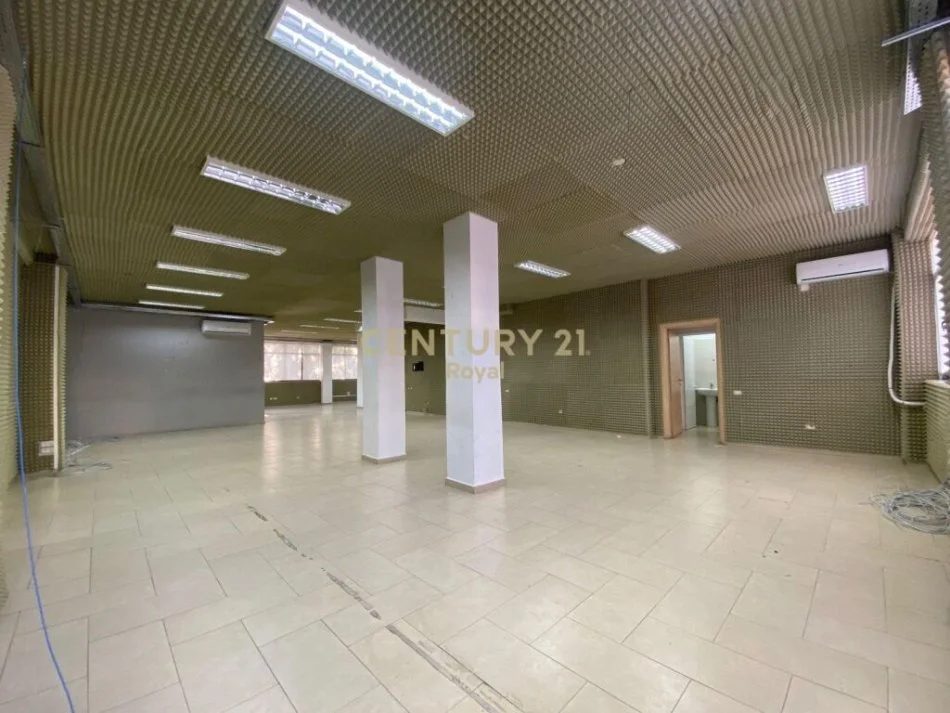Tirane, jepet me qera ambjent biznesi Kati 1, 390 m² 3.000 € (rruga e elbasanit)
