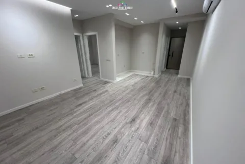 Tirane, jepet me qera zyre Kati 12, 100 m² 900 € (Rruga Mine Peza)