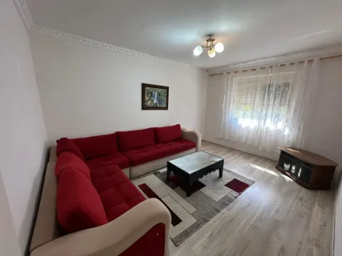 Tirane, jepet me qera apartament 2+1+Ballkon Kati 2, 75 m² 500 € (Allias /)