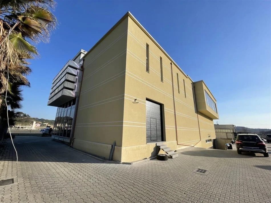 Tirane, shitet ambjent biznesi , 3.000 m² 2.500.000 € (TR-DR)