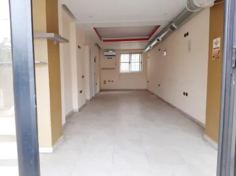 Tirane, shitet dyqan Kati 0, 60 m² 103.000 € (NJAZI MEKA)