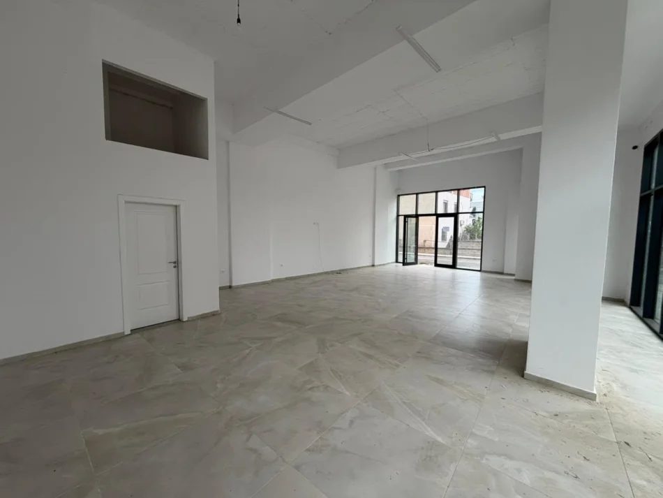Tirane, jepet me qera ambjent biznesi Kati 1, 112 m² 1.000 € (Astir)
