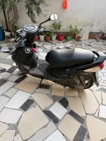 Tirane, Scooter Yamaha 125 , e zeze 64.000 km 550 €