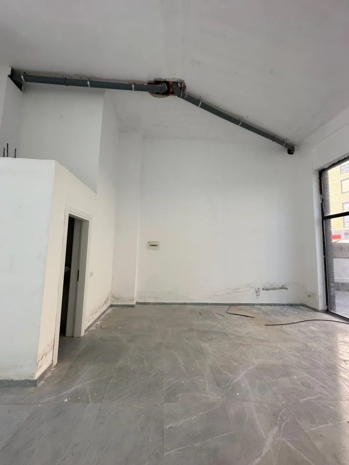 Tirane, jepet me qera ambjent biznesi Kati 0, 116 m² 1.500 € (Xhamlliku)
