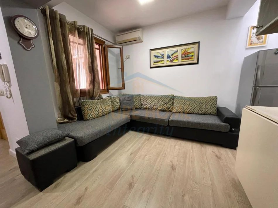 Tirane, jepet me qera apartament 2+1+Ballkon Kati 1, 80 m² 600 € (Brryli)