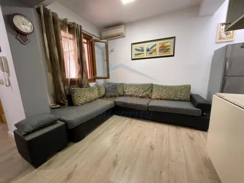 Tirane, jepet me qera apartament 2+1+Ballkon Kati 1, 80 m² 600 € (Brryli)