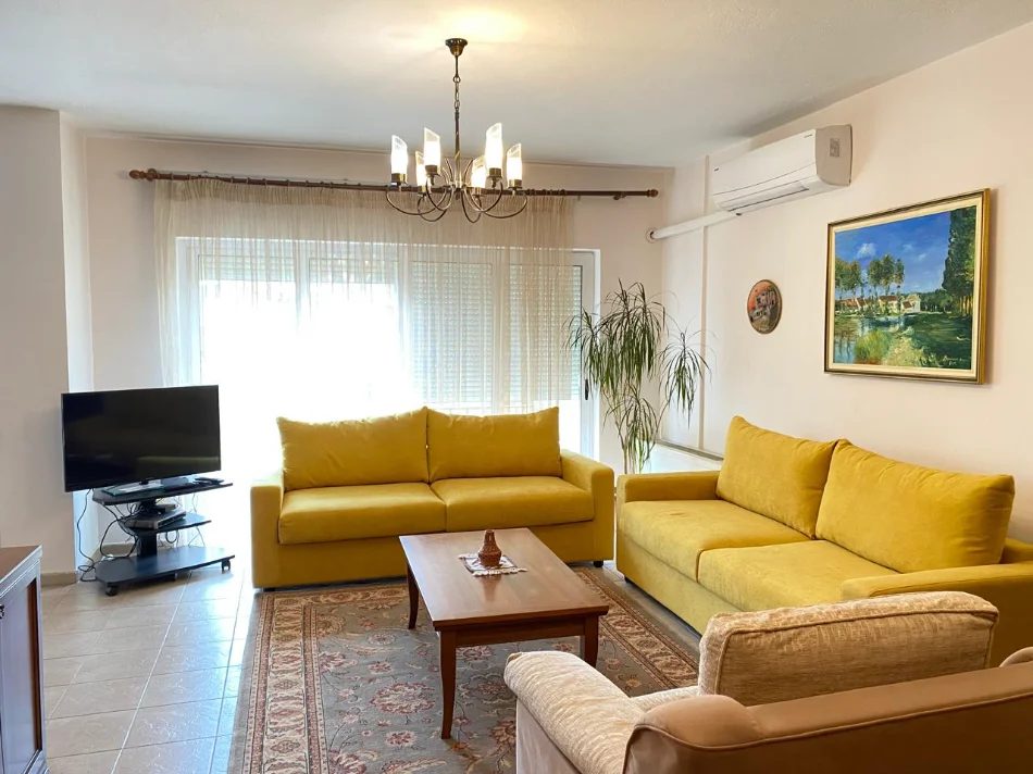 Tirane, jepet me qera apartament 3+1+2 Kati 3, 140 m² 1.450 € (PERBALLE AMBASADES AMERIKANE)