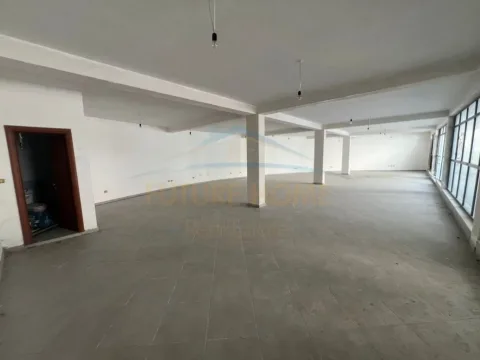 Tirane, shitet ambjent biznesi Kati 0, 186 m² 370.000 € (Liqeni i Thatë)
