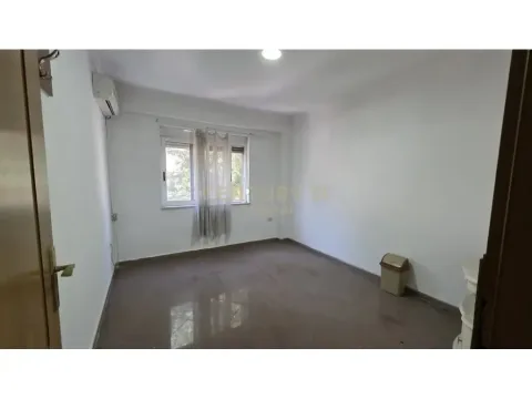 Tirane, jepet me qera zyre Kati 3, 100 m² 750 € (Stadiumi dinamo)