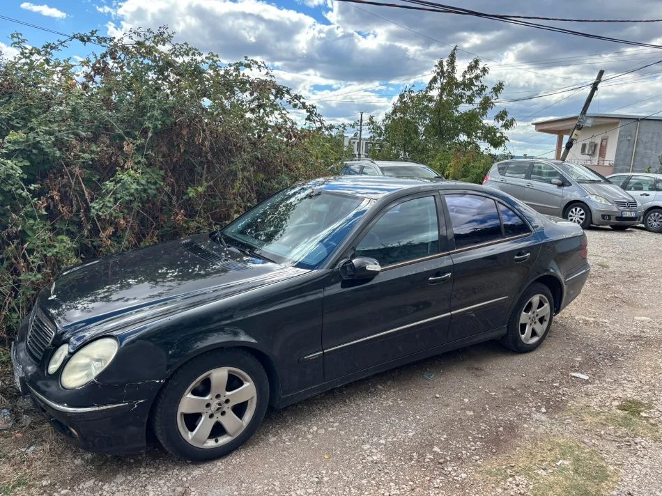 Tirane, shitet makine Mercedes-Benz E-Class 220 – 2004 Nafte, e zeze automatik 2.300 €