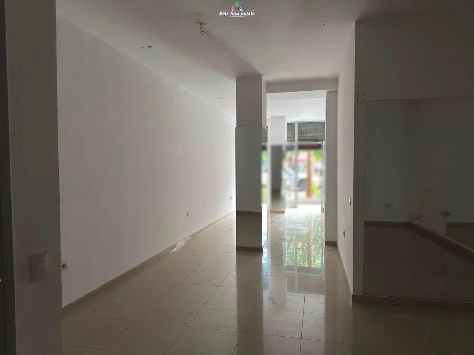 Tirane, jepet me qera dyqan Kati 0, 51 m² 750 € (komuna e parisit)