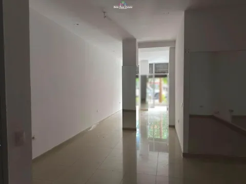 Tirane, jepet me qera dyqan Kati 0, 51 m² 750 € (komuna e parisit)