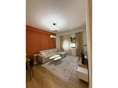 Tirane, jepet me qera apartament 1+1+Ballkon Kati 4, 64 m² 450 € (Unaza e Re.)