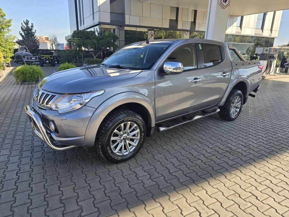 Pick-Up Mitsubishi L 200 2,4 TDI 2017 Nafte, gri e erret manuale Klima 112.000 km 17000 €