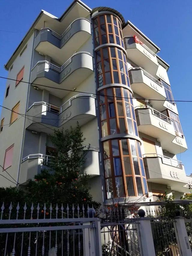 Vile 6 katëshe me garazh dhe papafingo, 750.000 Euro (Selitë)