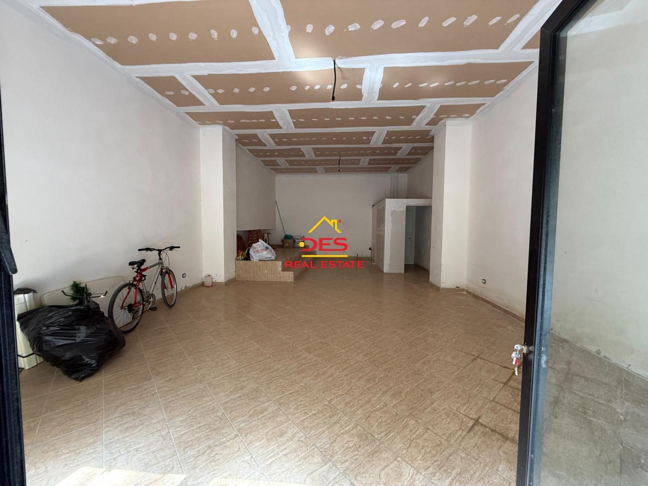 🌊🏢 SHITET AMBIENT BIZNESI NË LUNGOMARE, PRANË KONSULLATËS