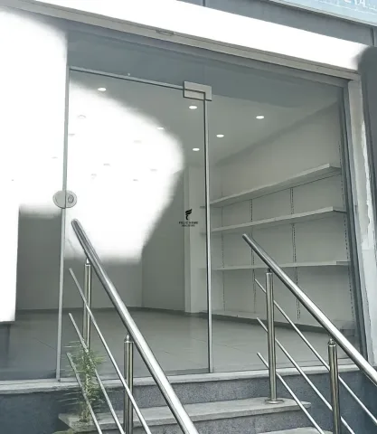 Tirane, jepet me qera dyqan Kati 0, 30 m² 700 € (RRUGA E DIBRES)