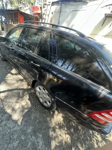Qerret, shitet makine me portobagazh Nafte, e zeze Klima 4.000 €