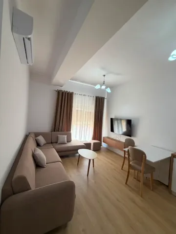 Tirane, jepet me qera Apartament i ri + te gjitha mobilje e reja! 1+1 Kati 8 - me ashensor, 45.000 leke (Kompleksi Kadiu