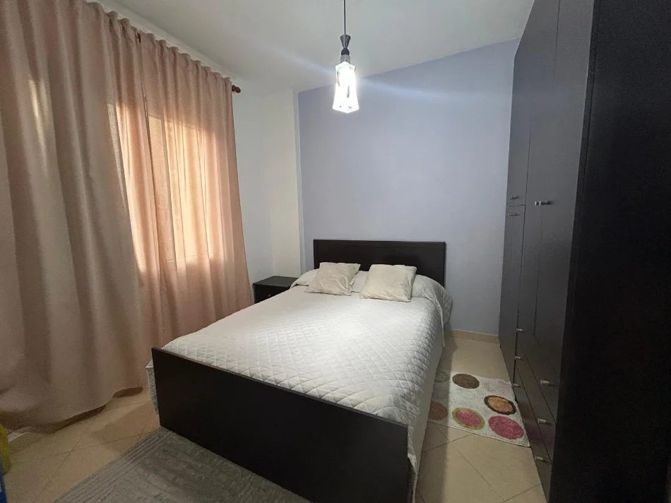 Tirane, jepet me qera apartament 1+1 Kati 2, 65 m² 350 € (Fresku)