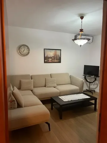 Tirane, jepet me qera apartament 2+1 Kati 4, 95 m² 500 € (Xhamlliku)