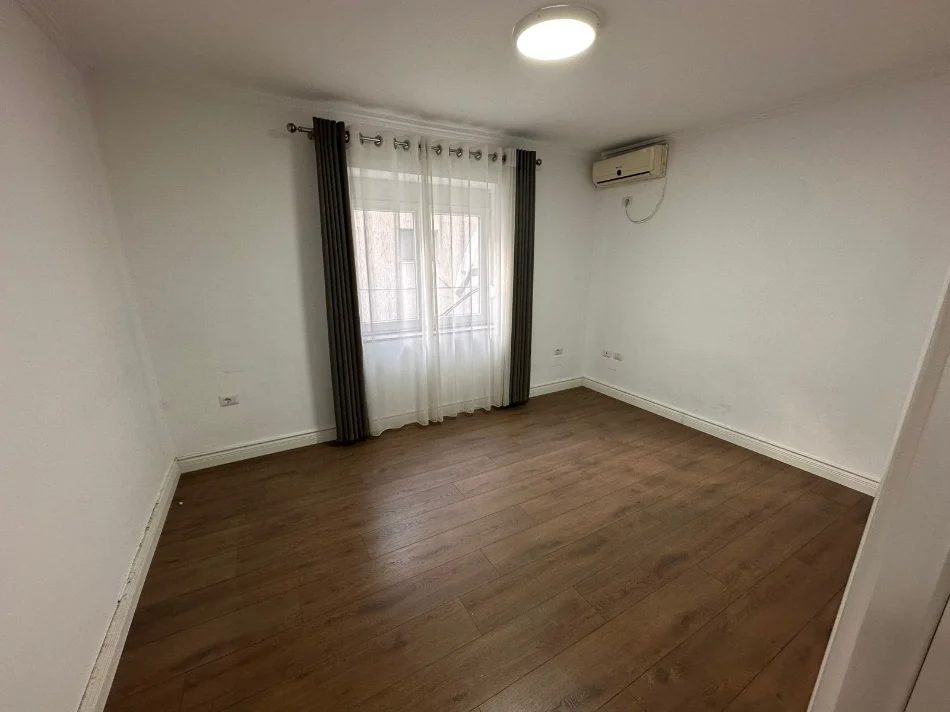 Tirane, jepet me qera zyre Kati 1, 130 m² 1.100 € (BLLOK)