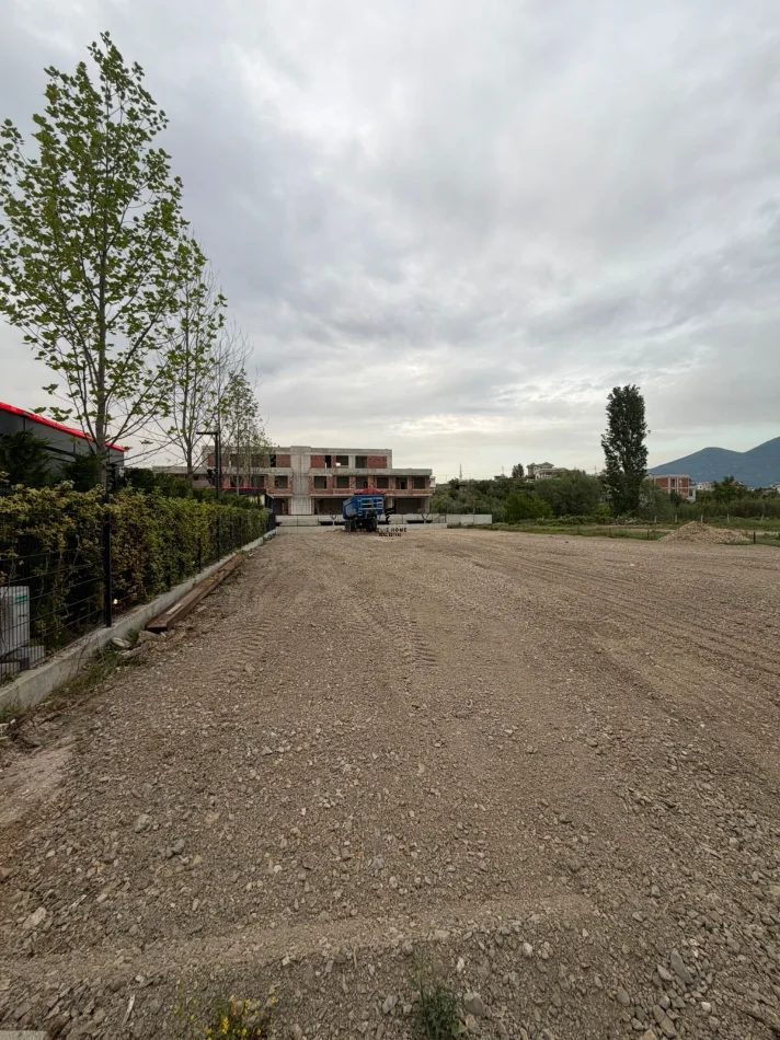 Tirane, jepet me qera toke , 1.400 m² (SAUK)