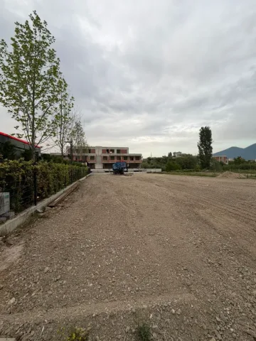 Tirane, jepet me qera toke , 1.400 m² (SAUK)