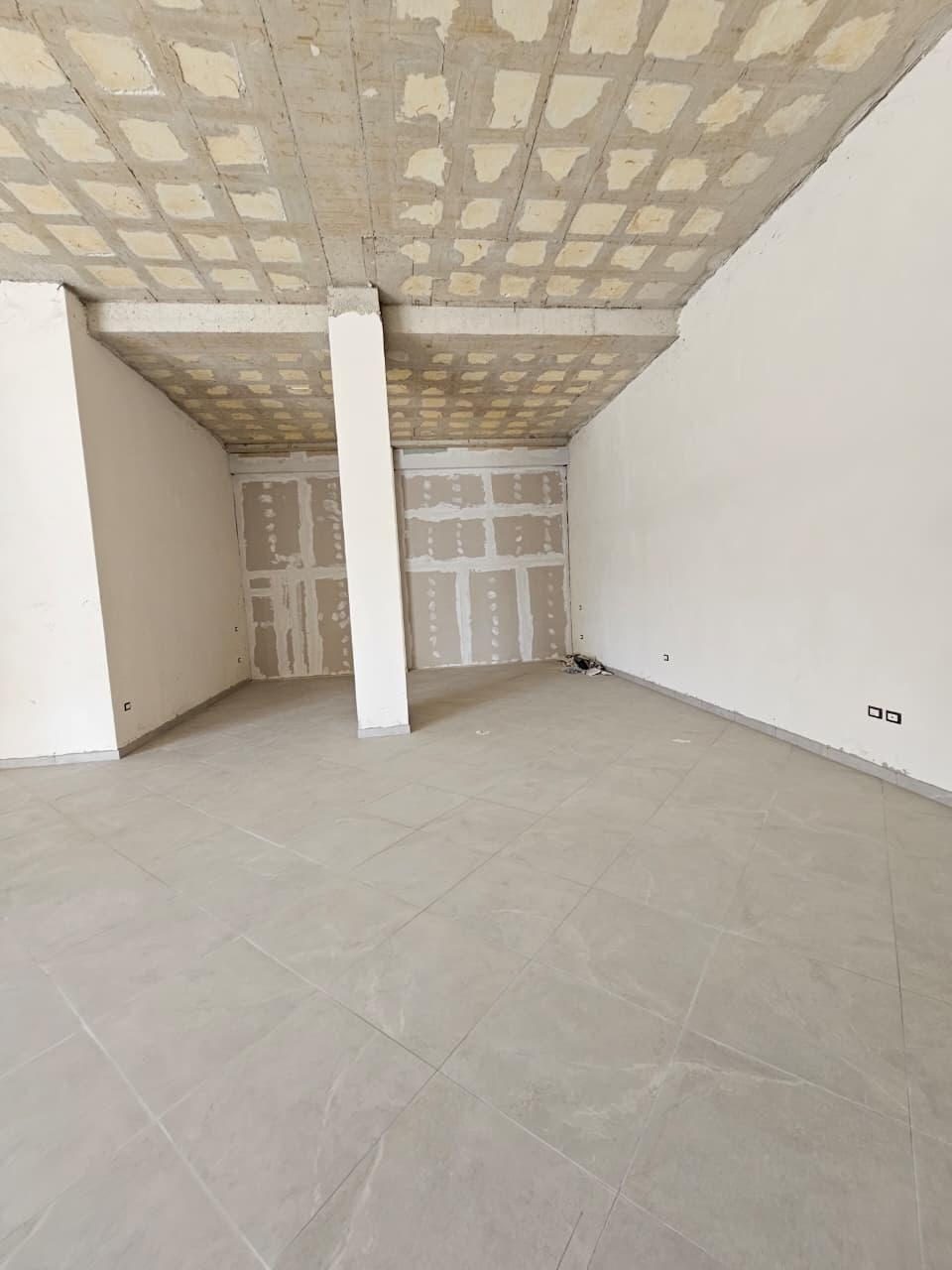 🏢 JEPET ME QIRA AMBIENT KOMERCIAL – LIQENI I THATË Met inv