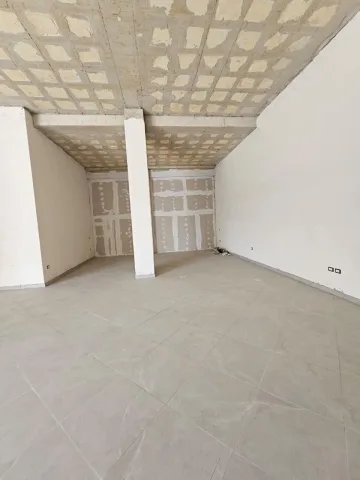 🏢 JEPET ME QIRA AMBIENT KOMERCIAL – LIQENI I THATË Met inv