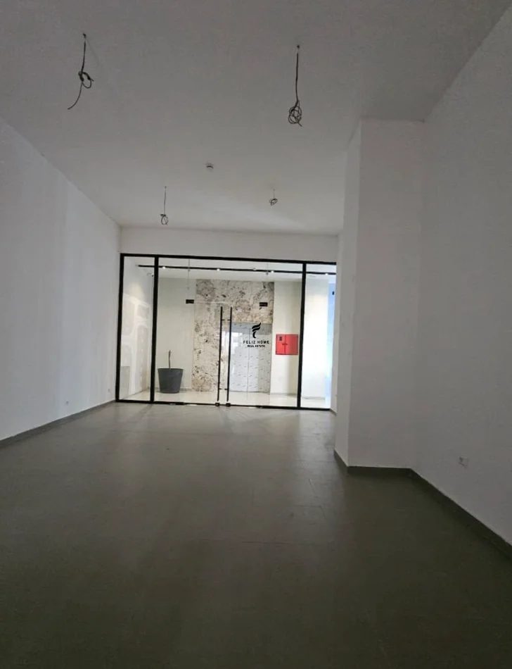 Tirane, jepet me qera zyre Kati 0, 62 m² 1.200 € (RRUGA E KAVAJES)