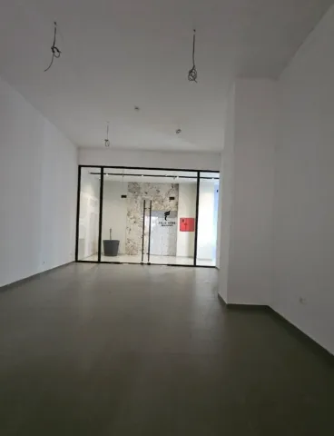 Tirane, jepet me qera zyre Kati 0, 62 m² 1.200 € (RRUGA E KAVAJES)