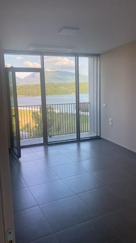 Tirane, jepet me qera zyre Kati 4, 110 m² 2.000 € (LIQENI ARTIFICIAL)