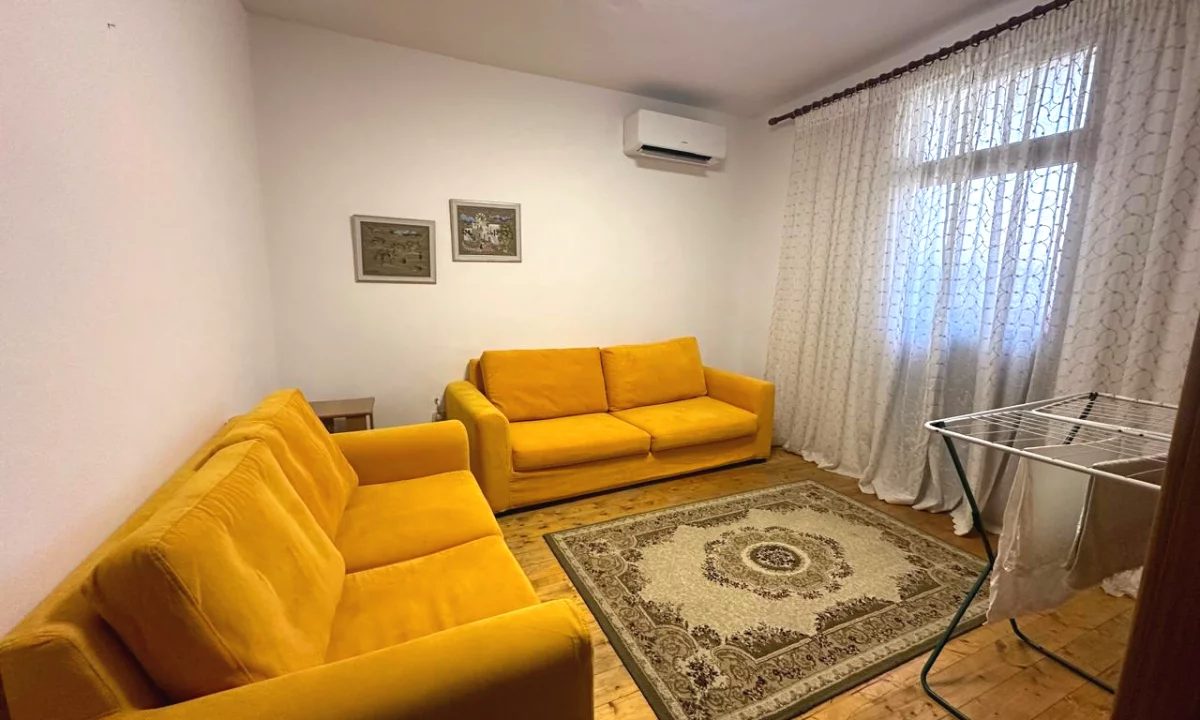 🏠Tek Xhamlliku jepet me qera kati i I-re i nje vile 2+1,i mobiluar. 50,000Leke