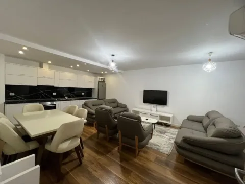 Tirane, jepet me qera apartament 2+1 Kati 4, 90 m² 850 € (Liqeni i Thatë)