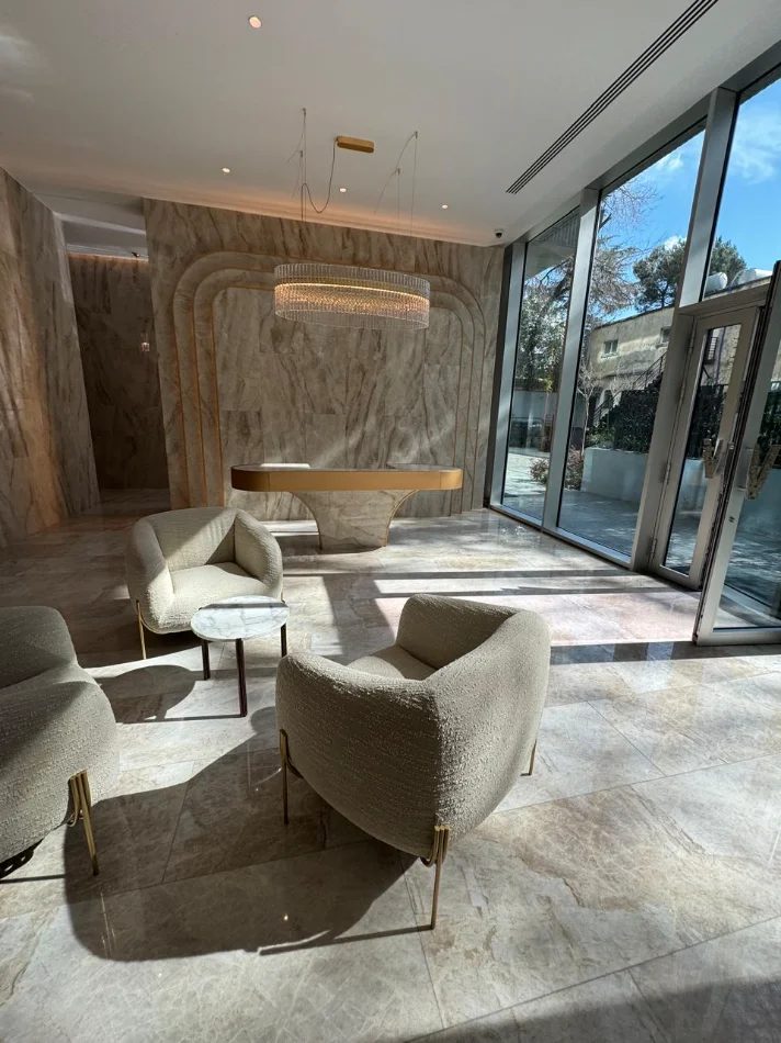 Tirane, jepet me qera zyre Kati 1, 265 m² 9.300 € (PRANE GARDES)