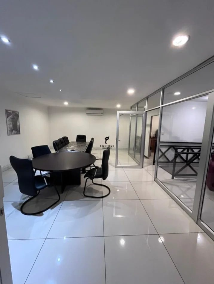 Tirane, jepet me qera zyre Kati 1, 105 m² 2.000 € (BLLOKU)