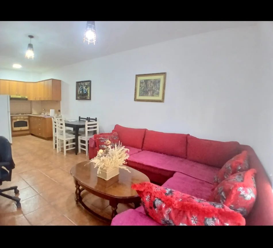 Tirane, jepet me qera apartament 1+1+Ballkon Kati 4, 70 m² 450 € (Hoxha tasim)