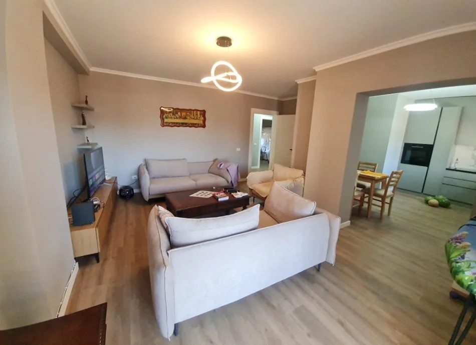 Tirane,Shitet Apartament Cilësor, rinovuar-kompletuar,tip 2+1,me 2 banjo,2 ballkone,kati 5, sip.114m² neto, Cmim 310'000